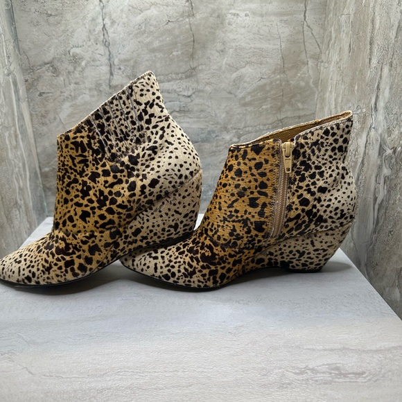 Matisse Ladies “Teddy” Cow Hide Leopard Print Ankle Boot, Zipper/Wedge Heel Sz 6 - Picture 5 of 16